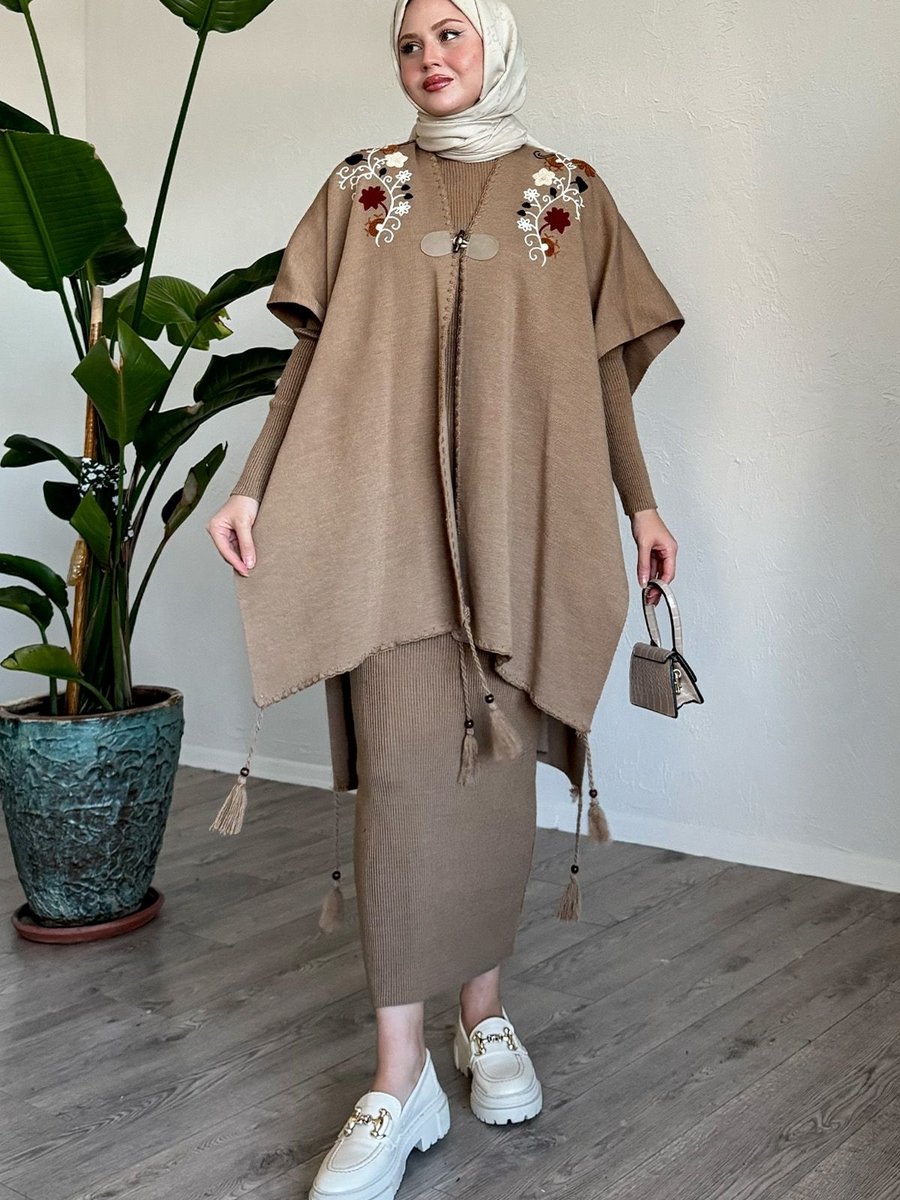 Instyle Nakış Detay Püsküllü Panço Ve Elbiseli Camel Triko Takım