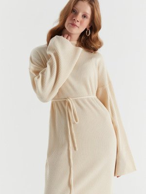 Markaliste İp Kemerli Triko Elbise Ekru