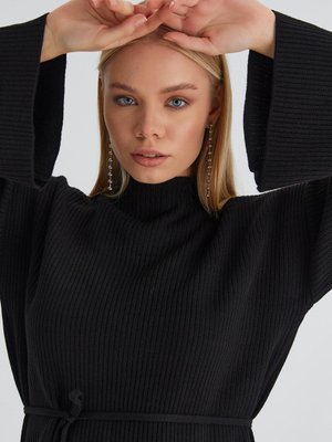 Markaliste İp Kemerli Triko Elbise Siyah