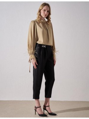 Kayra Jakarlı Aksesuar Detaylı Havuç Pantolon Siyah