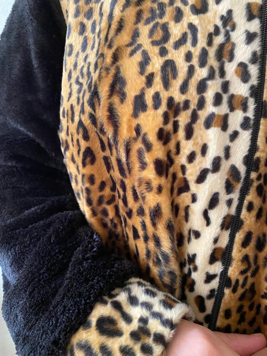 Samgülü Xxl Önü Leopar Tay Tüyü, Arkası Ve Kolları Siyah Peluş, Astarlı Fermuarlı Ceket