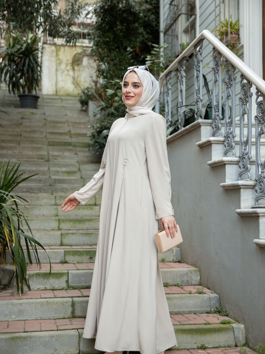 Butik Lüks Kumaştan Yapılmış, Uzun Kollu Ve Şık Fermuarlı Kadın Feracesinin Modern Tasarımı.
