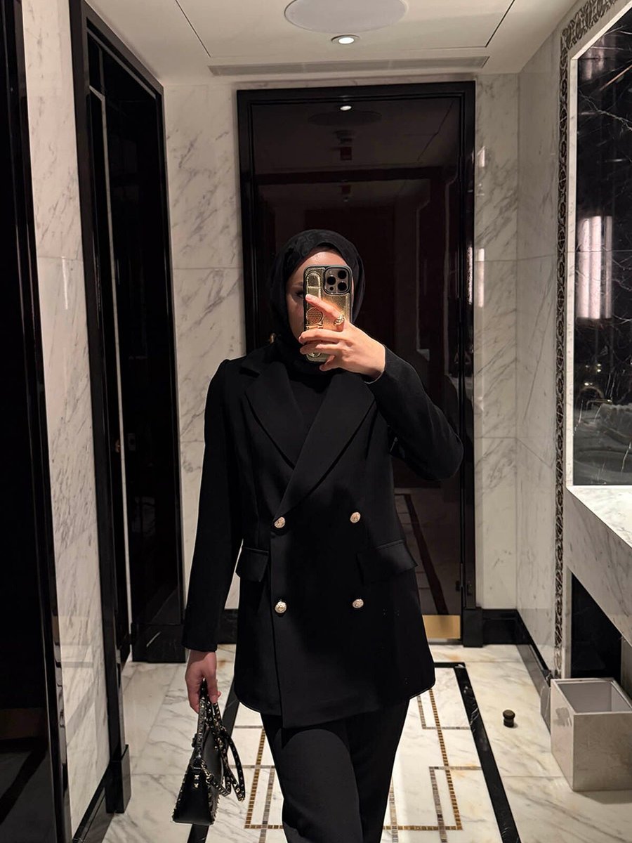 Melike Tatar Siyah Krep Ceket