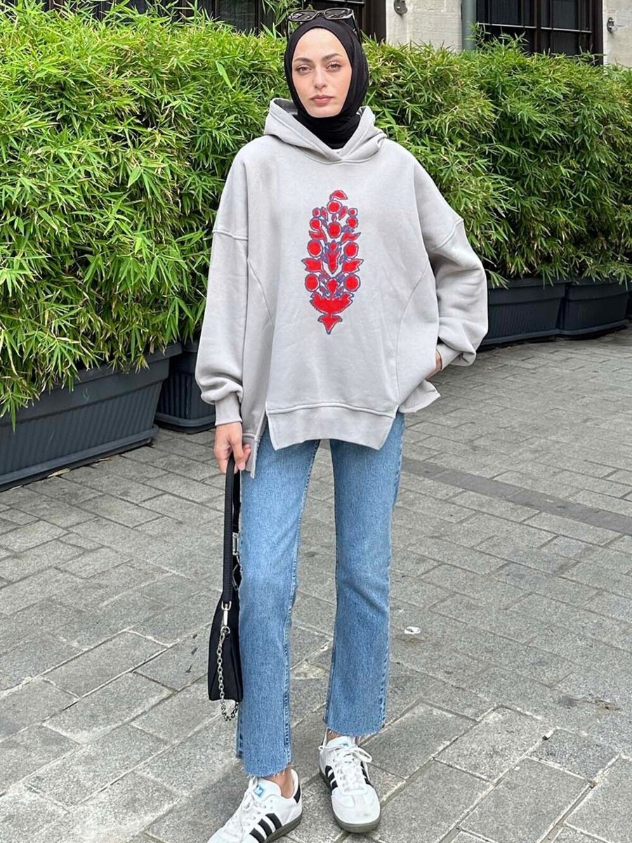 Lamelif Yırtmaç Detaylı Baskılı Sweatshirt Gri