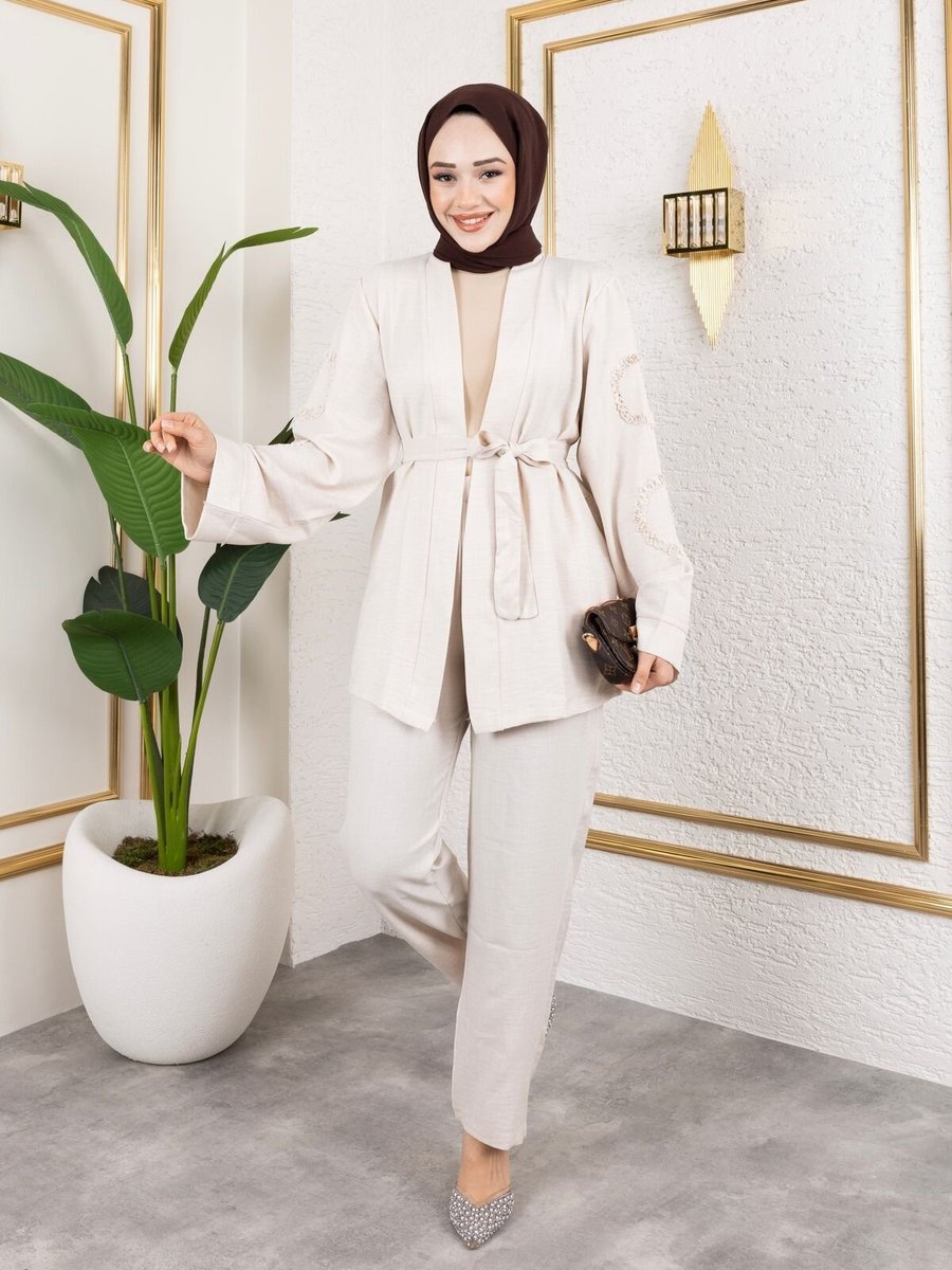 SFG Life Moda Bej Kolları Desen Nakış Detaylı Ve Kuşaklı Keten Kumaş Ceket & Pantolon Takım