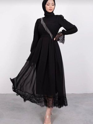 Reçko Çapraz Zincir Detaylı Asimetrik Abiye Elbise Siyah