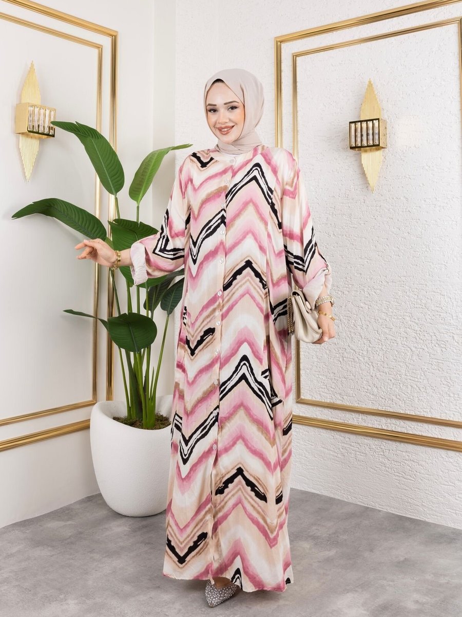 SFG Life Moda Pembe Hakim Yaka Ve Önü Düğmeli Yandan Cep Detaylı İle Desenli Dokuma Viskon Battal Elbise