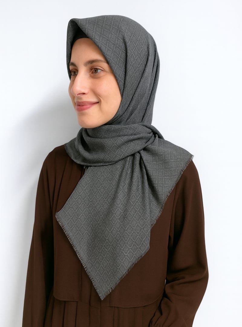 Bilenler Desenli Denim Eşarp – 95x95 Cm, Kaymaz, Dört Mevsim Kullanıma Uygun Bilenler Desenli Denim Eşarp – 95x95 Cm, Kaymaz, Dört Mevsim Kullanıma Uygun