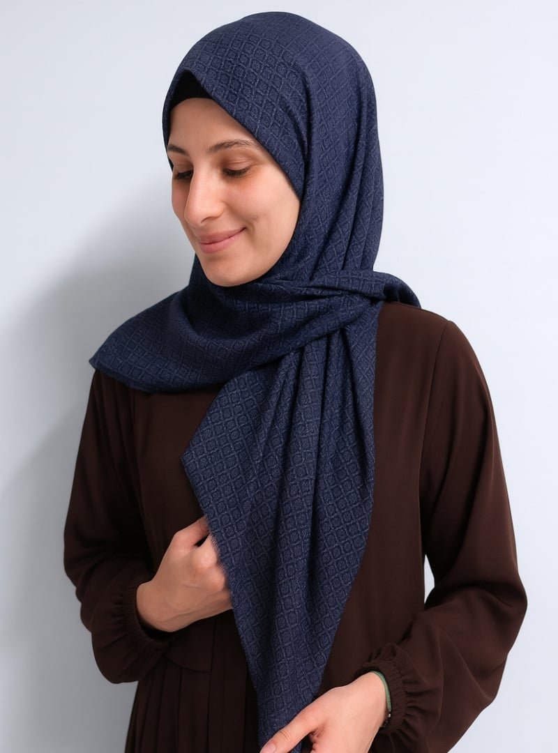 Bilenler Desenli Denim Eşarp – 95x95 Cm, Kaymaz, Dört Mevsim Kullanıma Uygun Bilenler Desenli Denim Eşarp – 95x95 Cm, Kaymaz, Dört Mevsim Kullanıma Uygun