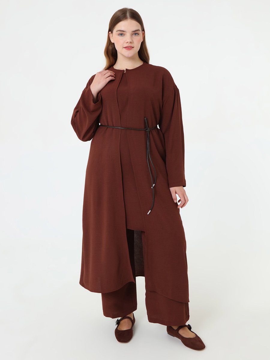 Alia Deri Kemer Detaylı Bluz & Pantolon Kap Üçlü Büyük Beden Takım Kahverengi Alia Deri Kemer Detaylı Bluz & Pantolon Kap Üçlü Büyük Beden Takım Kahverengi