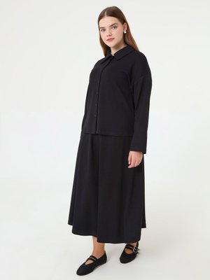 Alia Siyah Yumuşak Tuşeli Düğme Detaylı Gömlek & Etek Büyük Beden Takım