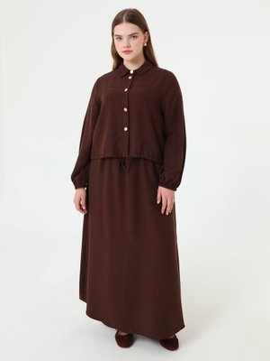 Alia Yumuşak Tuşeli Gold Düğme Detaylı Gömlek & Etek Büyük Beden Takım Kahverengi