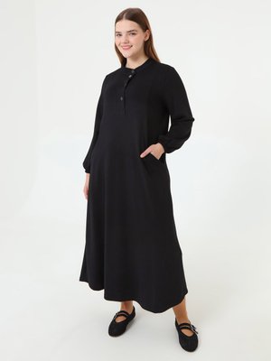 Alia Siyah Yumuşak Tuşeli Çıtçıt Detaylı Büyük Beden Elbise