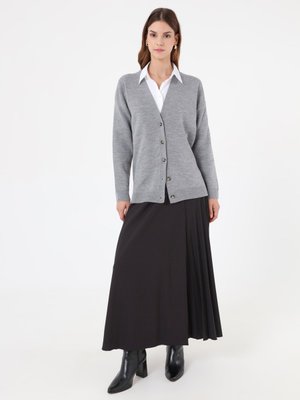 Refka Gri V Yaka Kemik Düğme Detaylı Triko Hırka