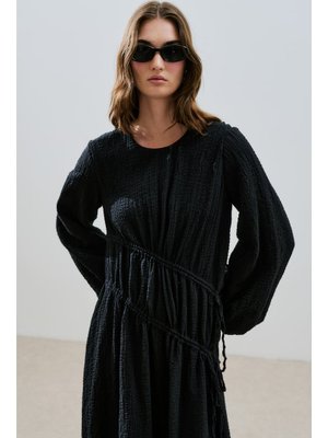 MANUKA Siyah Büzgü Bağlamalı Dokulu Elbise