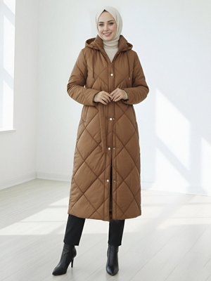 Podyumplus Taba Beli Kemerli Önü Çıtçıtlı Kapüşonlu Astarlı Uzun Kapitone Mont