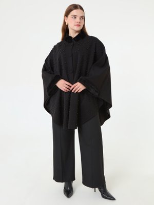 Alia Siyah Kolları Ve Yakası Kürk Detaylı İncili Pelerin Panço