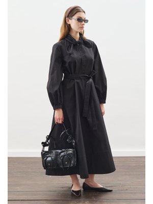 MANUKA Siyah Yakası Bağlama Detaylı Elbise