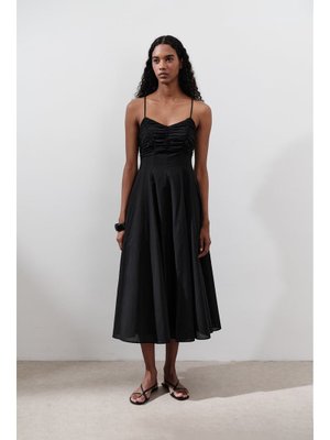 MANUKA Siyah Büzgü Detaylı Askılı Elbise