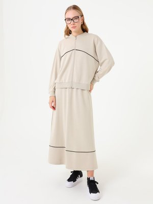 Benin Taş Rengi Çizgi Detaylı Fermuarlı Sweatshirt Ve Uzun Etek Takım