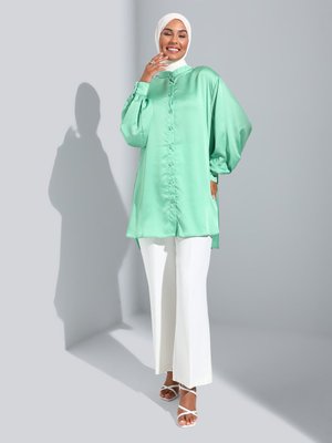 Refka Yeşil Düğmeli Saten Tunik