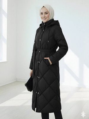 Podyumplus Siyah Beli Kemerli Önü Çıtçıtlı Kapüşonlu Astarlı Uzun Kapitone Mont