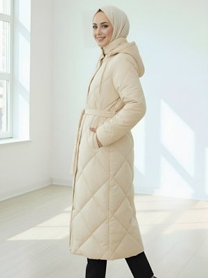 Podyumplus Taş Beli Kemerli Önü Çıtçıtlı Kapüşonlu Astarlı Uzun Kapitone Mont