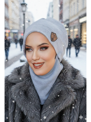 AİŞE TESETTÜR Açık Gri Armalı Maskeli Bere