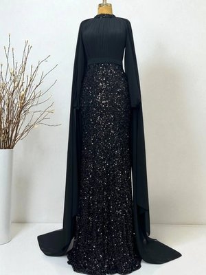 Nurbanu Kural Siyah Şifon Pelerin Detaylı Eteği Boncuk İşlemeli Büyük Beden Abiye Elbise