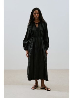 MANUKA Siyah Yakası Büzgülü Keten Geniş Elbise