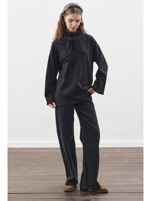 MANUKA Siyah Yüksek Yaka Bağlamalı Bluz