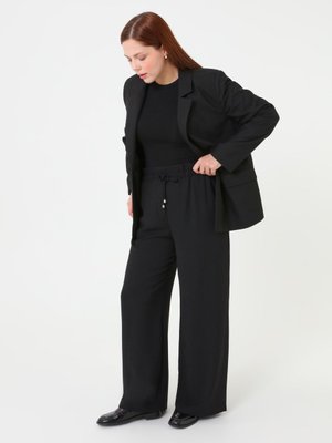 Alia Siyah Büzgülü Bağcıklı Büyük Beden Pantolon