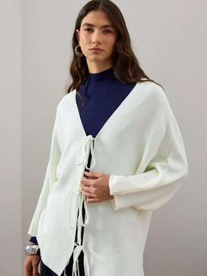 Ceylan Otantik Ekru Fiyonklu Triko Ceket