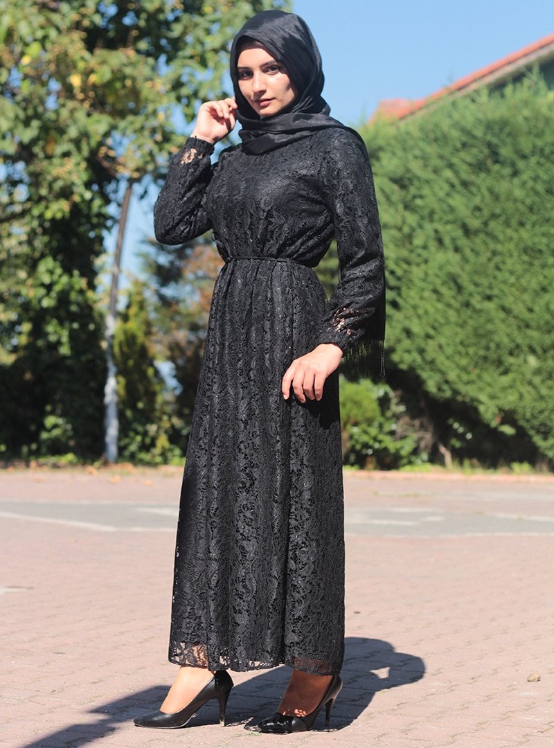 Merve Aydın Siyah Beli Bağcıklı Dantelli Elbise