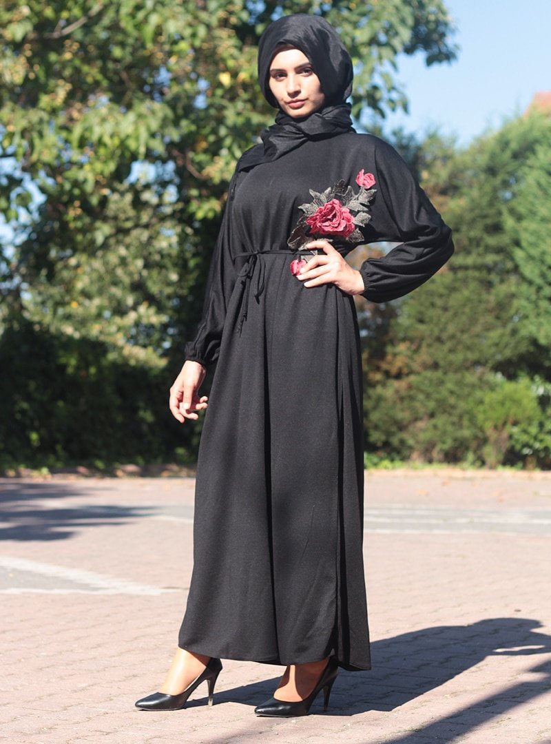 Merve Aydın Siyah Güpür Detaylı Beli Bağcıklı Elbise