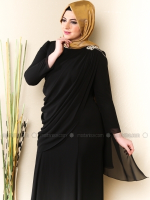 Nurla Abiye Üzeri Tül Detaylı Omuzu Taşlı Siyah Elbise