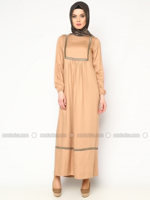 CML Collection Karamel Nakışlı Piliseli Elbise
