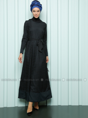 Luvice Siyah Kuşak Detaylı Elbise