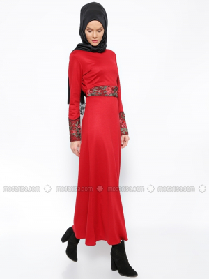 BÜRÜN Kırmızı Güpür Detaylı Elbise