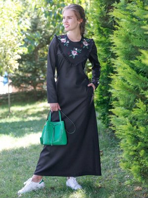 Kübra Biriktir Siyah Efser Nakışlı Elbise