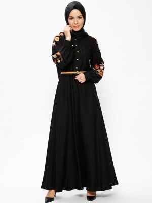 CML Collection Siyah Kolları Nakışlı Kemerli Elbise
