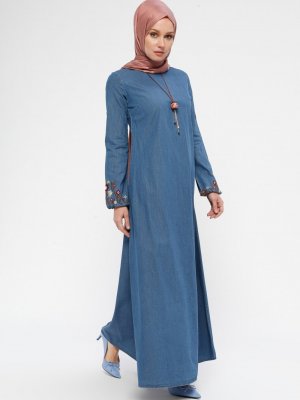 HÜMA SULTAN Mavi Kolyeli Nakış Detaylı Kot Elbise