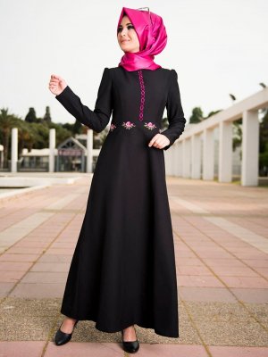 Nurgül Çakır Siyah Kanaviçe Elbise