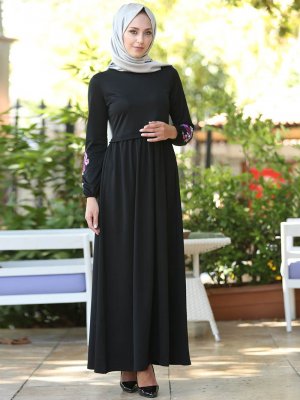 İnşirah Siyah Kol Nakış Detaylı Elbise
