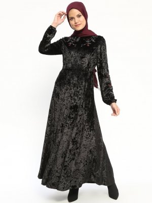 Nihan Siyah Nakış Detaylı Kadife Elbise