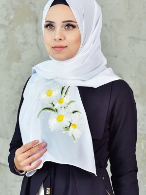 Sefamerve Beyaz Çiçek İşlemeli Krep Şal